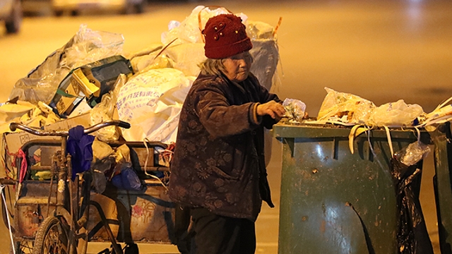 敬禮，勵志可愛的“拾荒奶奶”