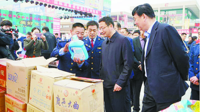 項城市消協(xié)、市工商局舉行國際消費者權(quán)益日宣傳活動