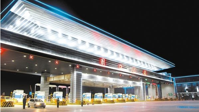 周口北收費(fèi)站流光溢彩，一派迎接省十三運(yùn)會(huì)的喜慶氛圍