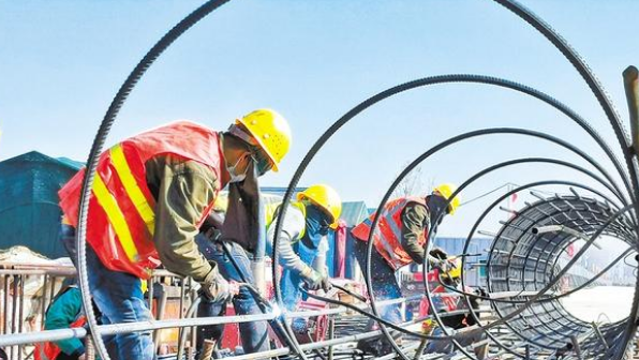 致敬！高溫下的建設者