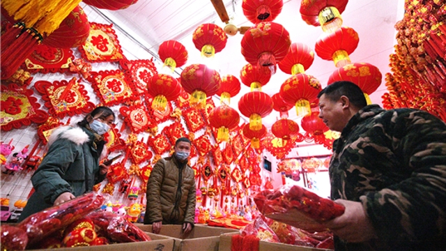 新年到！紅燈籠對(duì)聯(lián)市場(chǎng)俏